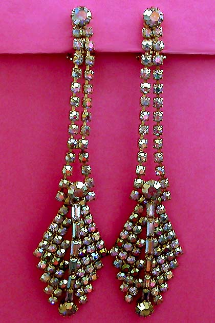 a beautiful VINTAGE COSTUME ESTATE ANTIQUE JEWELRY EARRINGS unsigned