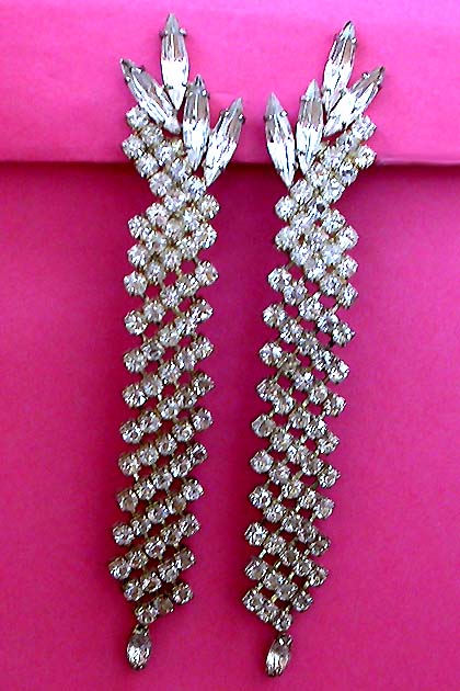 a beautiful VINTAGE COSTUME ESTATE ANTIQUE JEWELRY EARRINGS unsigned