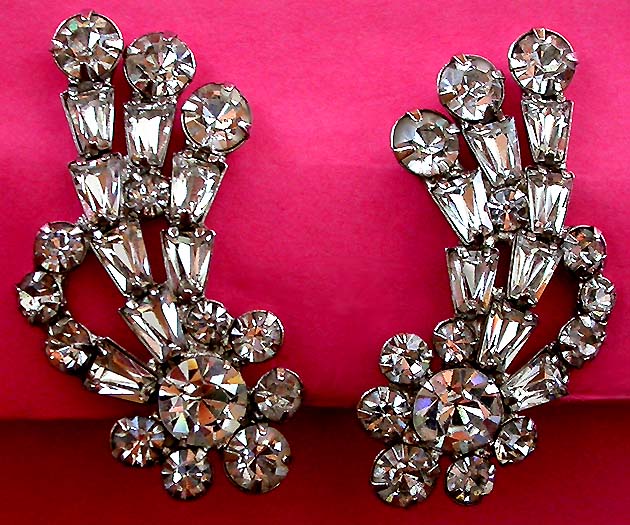 a beautiful VINTAGE COSTUME ESTATE ANTIQUE JEWELRY EARRINGS unsigned