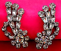 a beautiful VINTAGE COSTUME ESTATE ANTIQUE JEWELRY EARRINGS unsigned