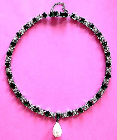 a beautiful vintage costume jewelry necklace unsigned