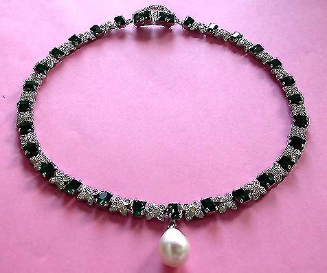 a beautiful vintage costume jewelry necklace unsigned