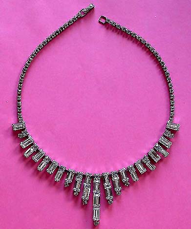 a beautiful vintage costume jewelry necklace unsigned
