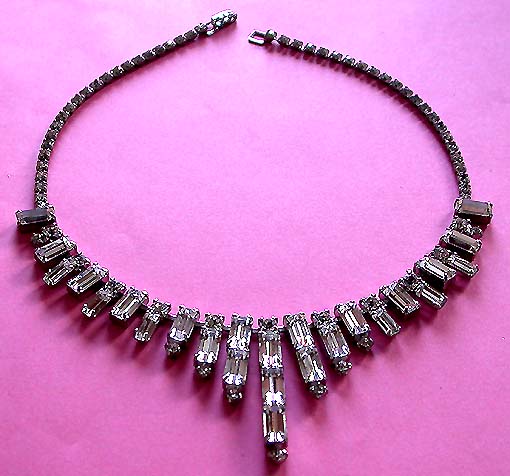 a beautiful vintage costume jewelry necklace unsigned
