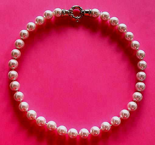 a beautiful vintage costume jewelry necklace unsigned