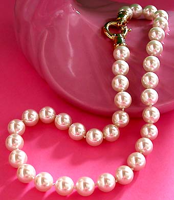 a beautiful vintage costume jewelry necklace unsigned