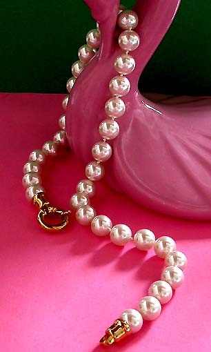a beautiful vintage costume jewelry necklace unsigned