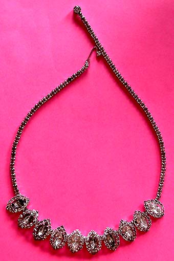 a beautiful vintage costume jewelry necklace unsigned