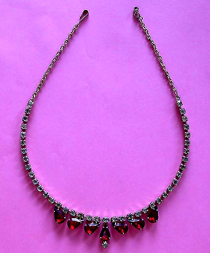 a beautiful vintage costume jewelry necklace unsigned
