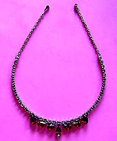 a beautiful vintage costume jewelry necklace unsigned