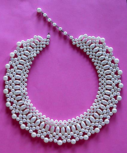a beautiful vintage costume jewelry necklace unsigned