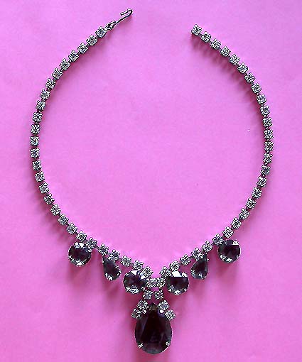 a beautiful vintage costume jewelry necklace unsigned
