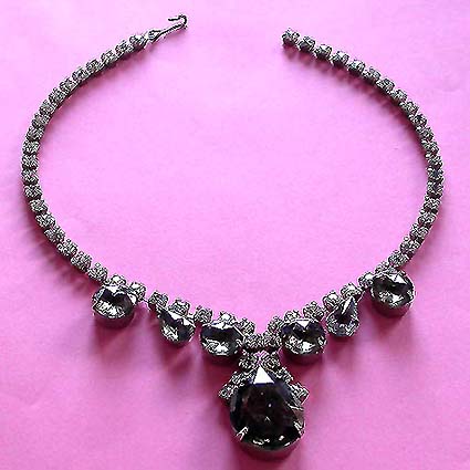 a beautiful vintage costume jewelry necklace unsigned