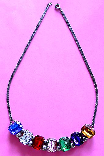 a beautiful vintage costume jewelry necklace unsigned