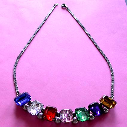 a beautiful vintage costume jewelry necklace unsigned