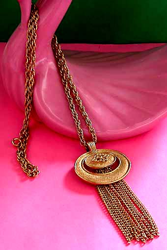 a beautiful vintage costume jewelry necklace unsigned