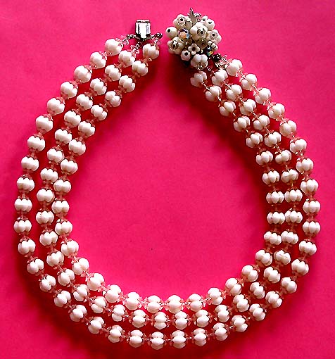 a beautiful vintage costume jewelry necklace unsigned