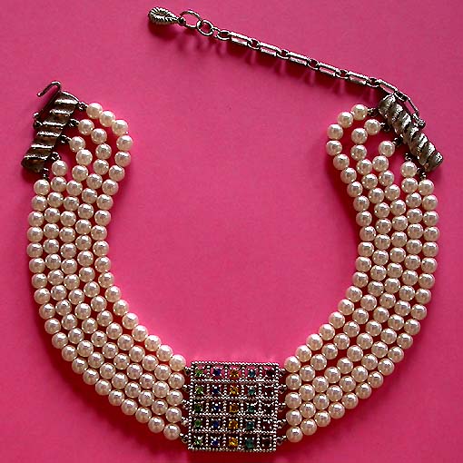 a beautiful vintage costume jewelry necklace unsigned