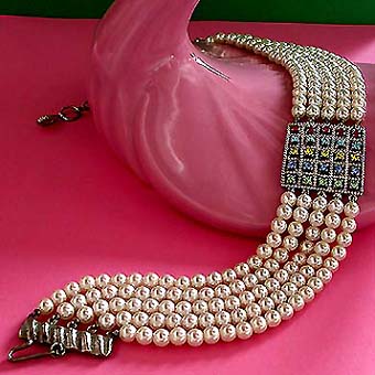a beautiful vintage costume jewelry necklace unsigned