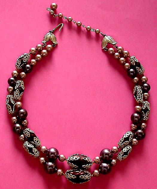 a beautiful vintage costume jewelry necklace unsigned