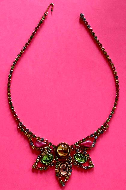 a beautiful vintage costume jewelry necklace unsigned