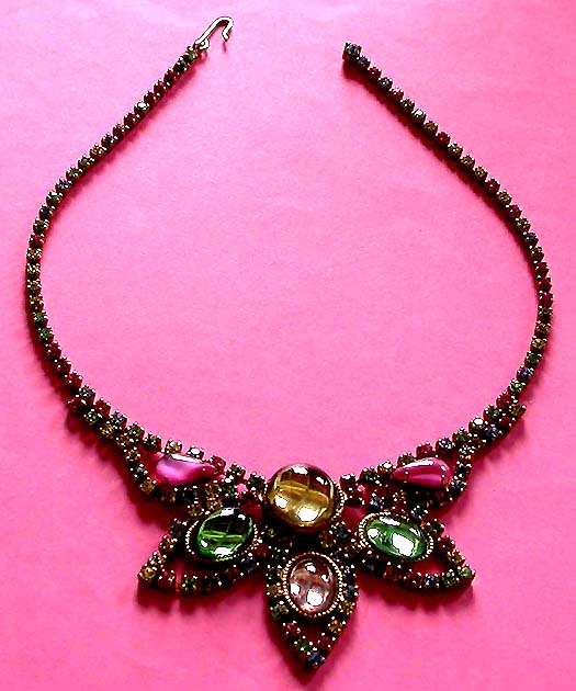 a beautiful vintage costume jewelry necklace unsigned