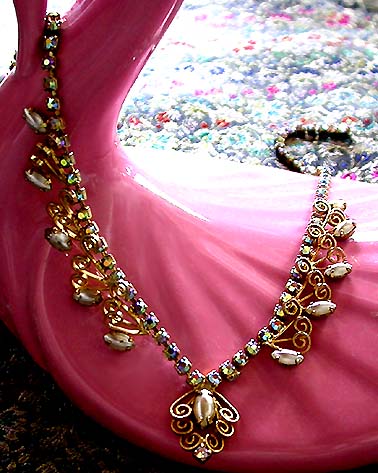 a beautiful vintage costume jewelry necklace unsigned