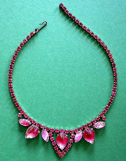 a beautiful vintage costume jewelry necklace unsigned