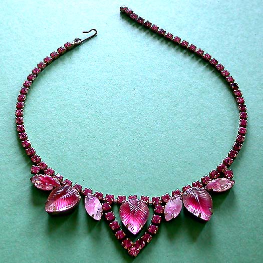 a beautiful vintage costume jewelry necklace unsigned