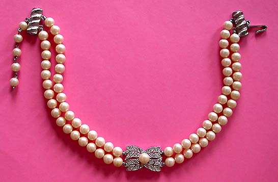 a beautiful vintage costume jewelry necklace unsigned