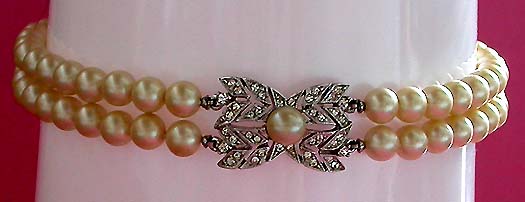 a beautiful vintage costume jewelry necklace unsigned