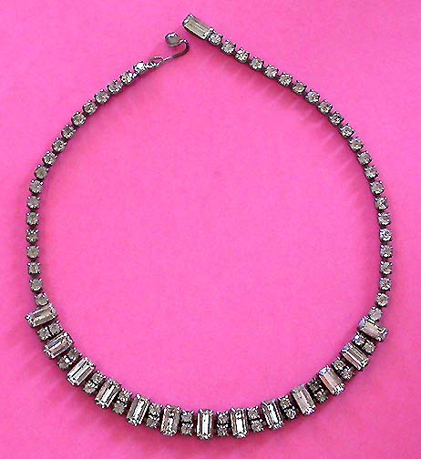 a beautiful vintage costume jewelry necklace unsigned