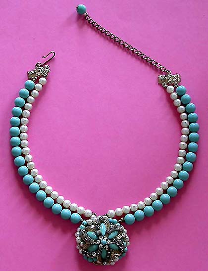 a beautiful vintage costume jewelry necklace unsigned