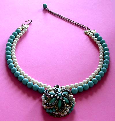 a beautiful vintage costume jewelry necklace unsigned