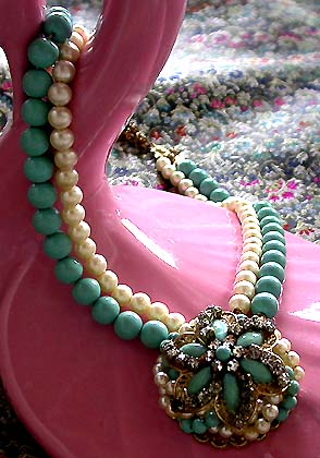 a beautiful vintage costume jewelry necklace unsigned