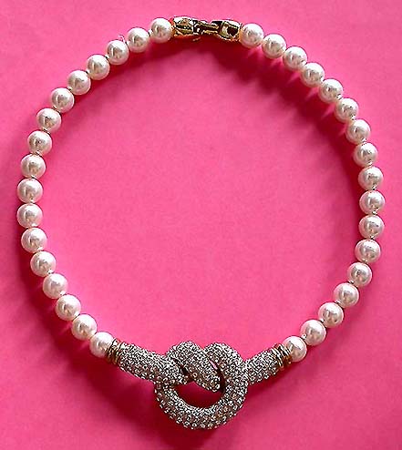 a beautiful vintage costume jewelry necklace unsigned