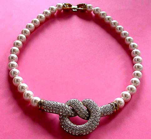 a beautiful vintage costume jewelry necklace unsigned