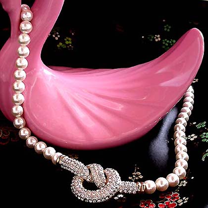 a beautiful vintage costume jewelry necklace unsigned