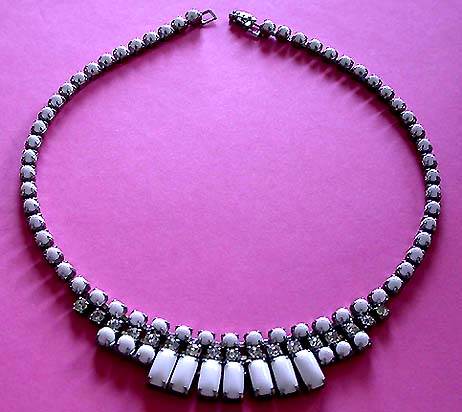 a beautiful vintage costume jewelry necklace unsigned