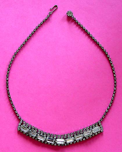 a beautiful vintage costume jewelry necklace unsigned