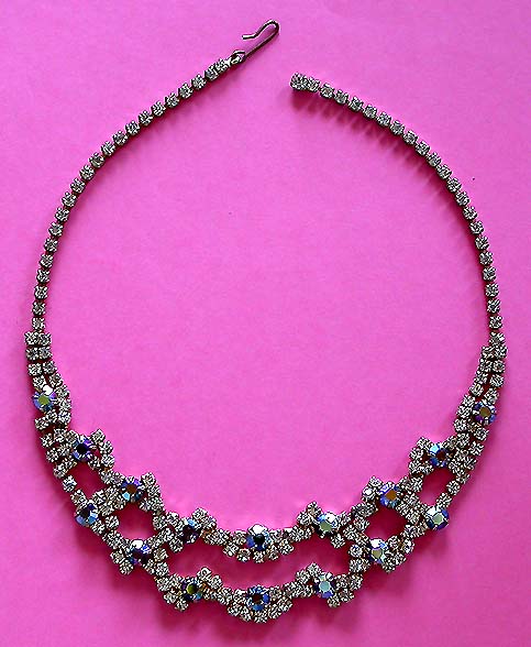 a beautiful vintage costume jewelry necklace unsigned