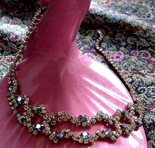 a beautiful vintage costume jewelry necklace unsigned