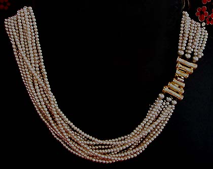 a beautiful vintage costume jewelry necklace unsigned