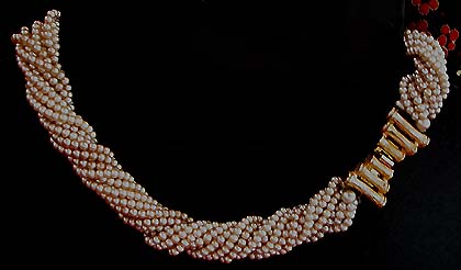 a beautiful vintage costume jewelry necklace unsigned