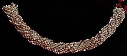 a beautiful vintage costume jewelry necklace unsigned