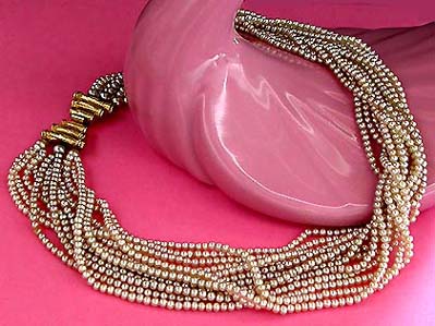 a beautiful vintage costume jewelry necklace unsigned