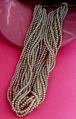 a beautiful vintage costume jewelry necklace unsigned