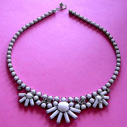 a beautiful vintage costume jewelry necklace unsigned