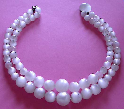 a beautiful vintage costume jewelry necklace unsigned