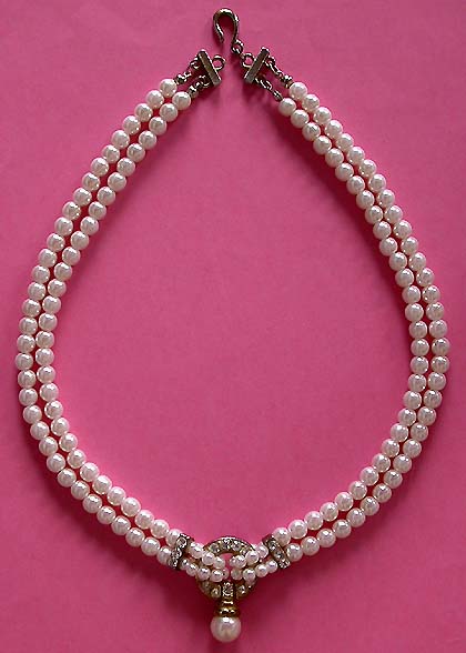 a beautiful vintage costume jewelry necklace unsigned